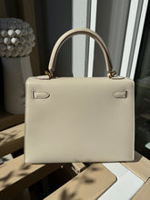Load image into Gallery viewer, Hermès Kelly 25 craie seller ghw
