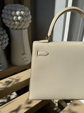 Load image into Gallery viewer, Hermès Kelly 25 craie seller ghw
