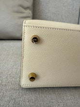 Load image into Gallery viewer, Hermès Kelly 25 craie seller ghw
