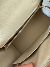Load image into Gallery viewer, Hermès Kelly 25 craie seller ghw
