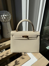 Load image into Gallery viewer, Hermès Kelly 25 craie seller ghw
