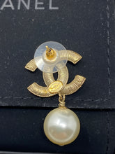 Carica l&#39;immagine nel visualizzatore di Gallery, Chanel Earrings
