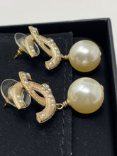Carica l&#39;immagine nel visualizzatore di Gallery, Chanel Earrings

