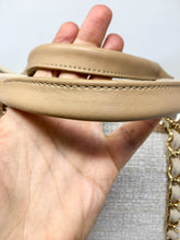 Carica l&#39;immagine nel visualizzatore di Gallery, pre-owned chanel deauville handbag leather handles 
