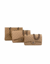 Carica l&#39;immagine nel visualizzatore di Gallery, Chanel Classic Jumbo Flap Bag
