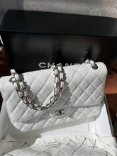 Carica l&#39;immagine nel visualizzatore di Gallery, Chanel Classic Flap Jumbo bag
