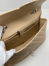 Carica l&#39;immagine nel visualizzatore di Gallery, Chanel Classic Jumbo Flap Bag
