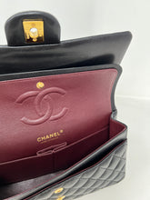 Carica l&#39;immagine nel visualizzatore di Gallery, Chanel Timeless Classic Medium Flap
