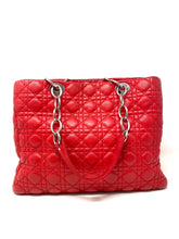Carica l&#39;immagine nel visualizzatore di Gallery, Dior Cannage Soft Shopping Bag
