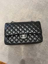 Carica l&#39;immagine nel visualizzatore di Gallery, Chanel Classic Flap Medium bag
