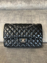 Carica l&#39;immagine nel visualizzatore di Gallery, Chanel Classic Flap Medium bag
