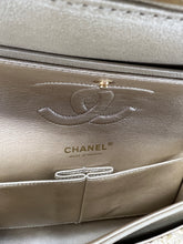 Carica l&#39;immagine nel visualizzatore di Gallery, Chanel Classic Double Flap Medium Rafia Woven Straw Bag
