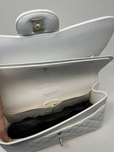 Carica l&#39;immagine nel visualizzatore di Gallery, Chanel Classic Flap Jumbo bag
