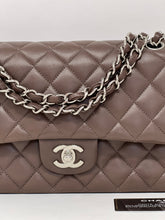 Carica l&#39;immagine nel visualizzatore di Gallery, Classic Chanel Medium Flap
