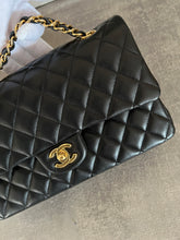 Carica l&#39;immagine nel visualizzatore di Gallery, Chanel Classic Flap Medium Bag
