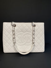 Carica l&#39;immagine nel visualizzatore di Gallery, Chanel Grand Shopping Tote (GST) bag
