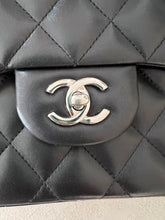 Carica l&#39;immagine nel visualizzatore di Gallery, Chanel Timeless Classic Jumbo Flap Bag
