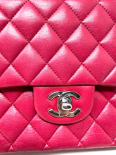 Carica l&#39;immagine nel visualizzatore di Gallery, Chanel Timeless Classic Medium Flap Bag
