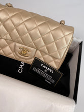 Carica l&#39;immagine nel visualizzatore di Gallery, Chanel Classic Flap Bag Small
