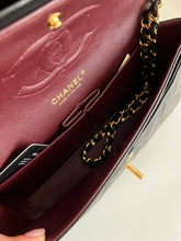 Carica l&#39;immagine nel visualizzatore di Gallery, Chanel Classic Flap Medium Bag
